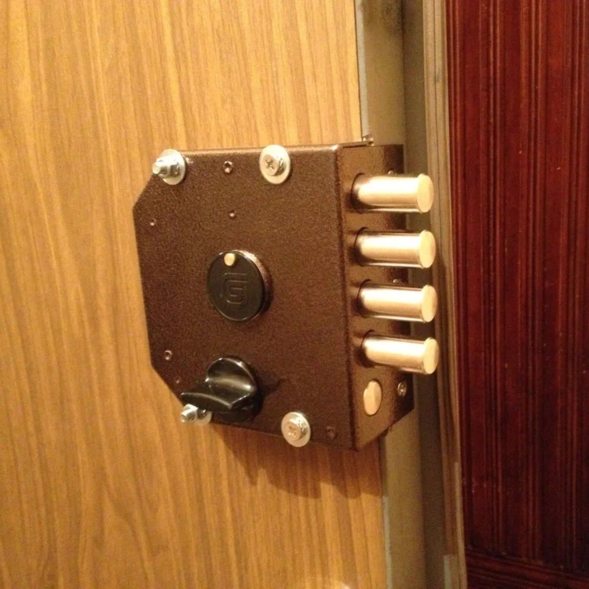 Cerraduras solapadas y cerrojos para carpintería de madera.